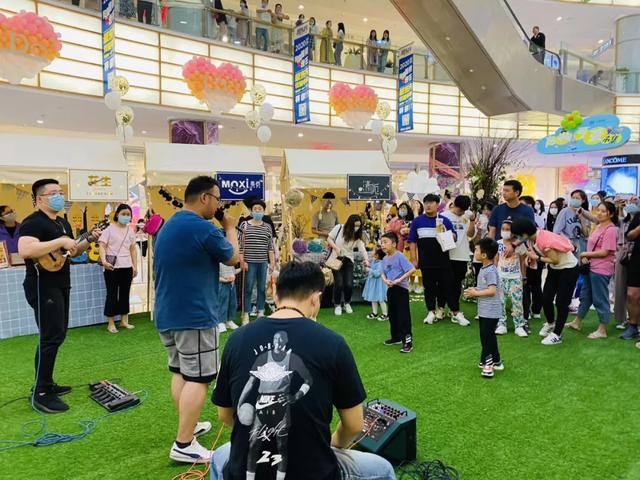 商场“接招”地摊经济，不但hold住而且还火了？