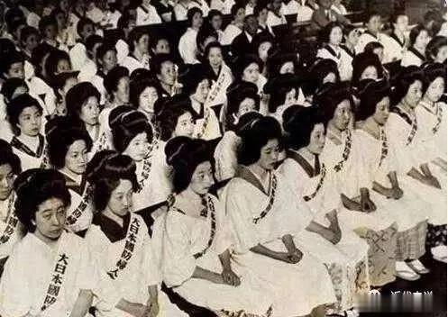 二战时期，日本女子为了方便此时，随身携带一