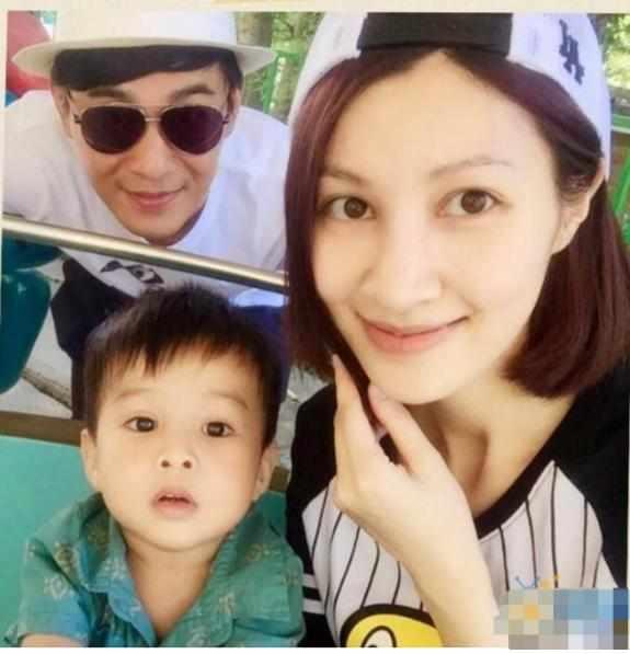 王丽坤苦等了他八年，最后他却和别人闪婚，如今生活过的不幸