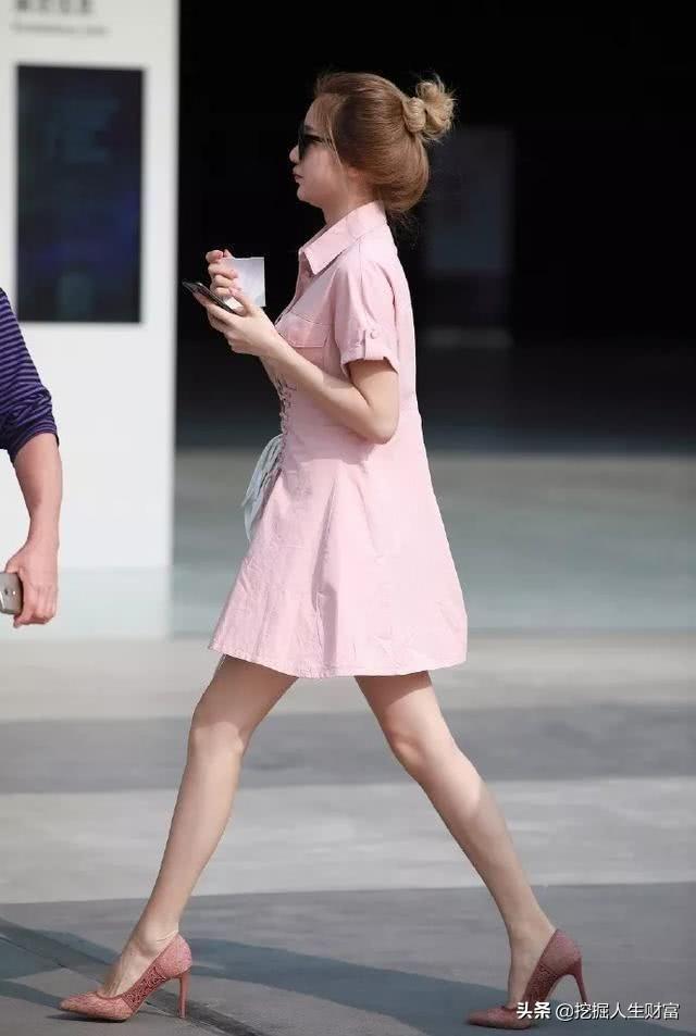 身材高挑的美女，小西装裤搭配高腰短裤，瘦腿