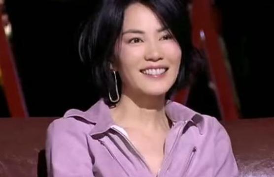 谢霆锋和女粉丝合影，一个动作彰显他太在乎王菲