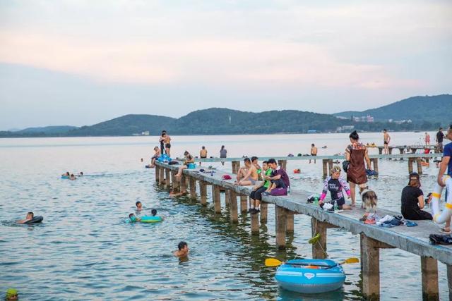 武汉人的夏天，是游不完的东湖，睡不完的竹床，还有宵不完的夜