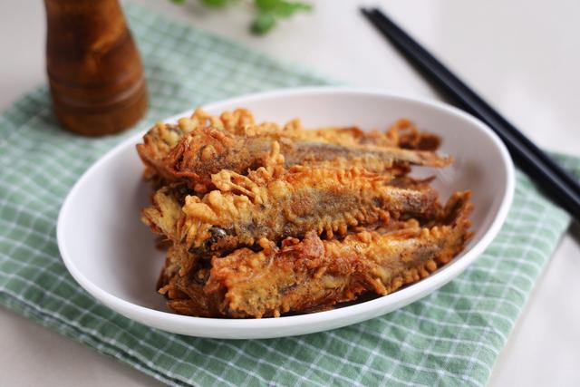 这种小鱼又鲜又嫩，好吃又便宜，学会这个做法，比外面做的还好吃