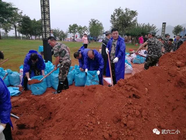 湖北武穴實驗二?。荷钜箠^戰(zhàn)搶險，馳援濱江公園