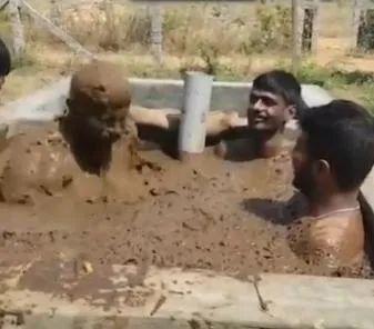 新冠病毒肆虐全球 印度惊现泡牛屎疗法 网友惊叹