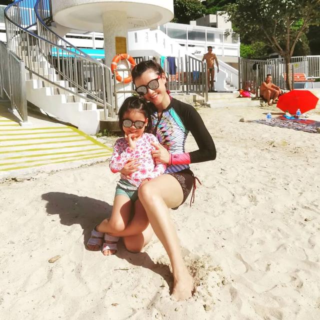 陈豪陈茵媺夫妇带子女去海边游玩，一家五口互动有趣又欢乐