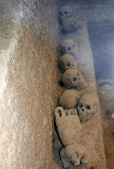 殷墟商代大墓被盗，考古专家抢救性发掘，在墓室发现34个人头