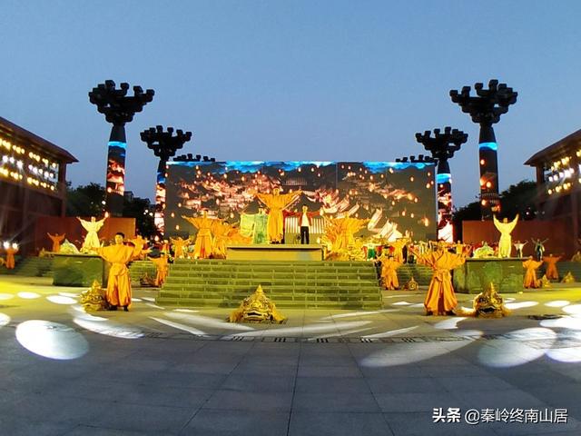 西安第一网红景区，傍晚就已游客爆满，美女和汉服小姐姐好多啊
