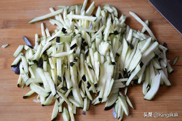 1个茄子，1小碗面粉，上锅一蒸，当饭又当菜，和