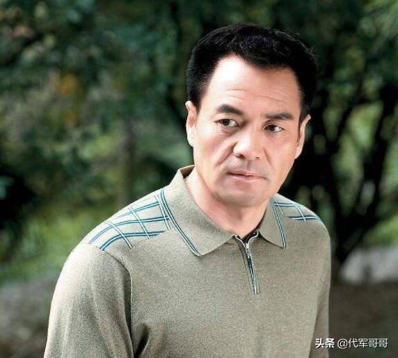 一婚娶美女同学，二婚娶美院摄影师，如今56岁婚