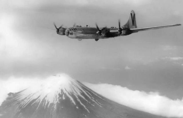 1945年，美军对日本大轰炸，10万人死亡，100万人无家可归