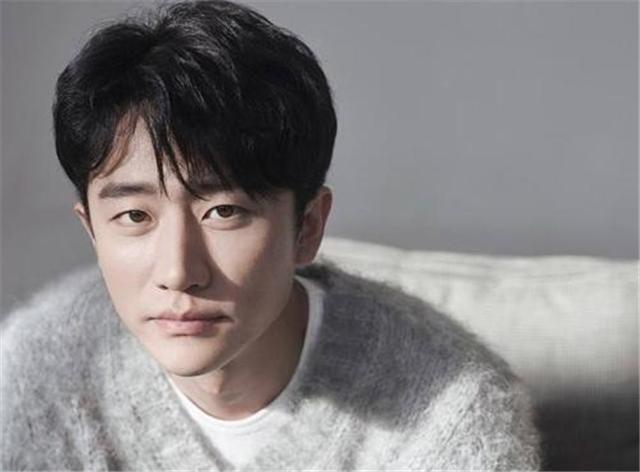 坎坷的黄轩：12岁父母离婚，19岁被张艺谋“忽悠”，21岁成孤儿