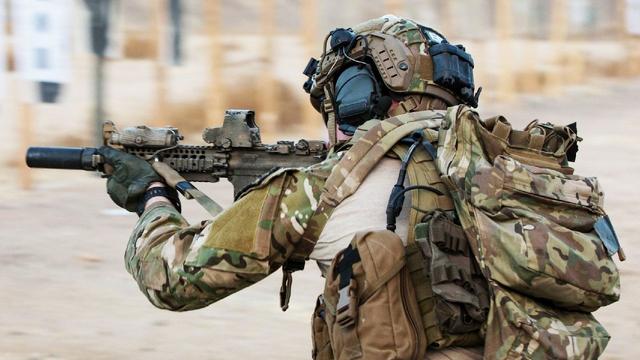 为何普通士兵战场捡枪被禁止，特种兵就可以？