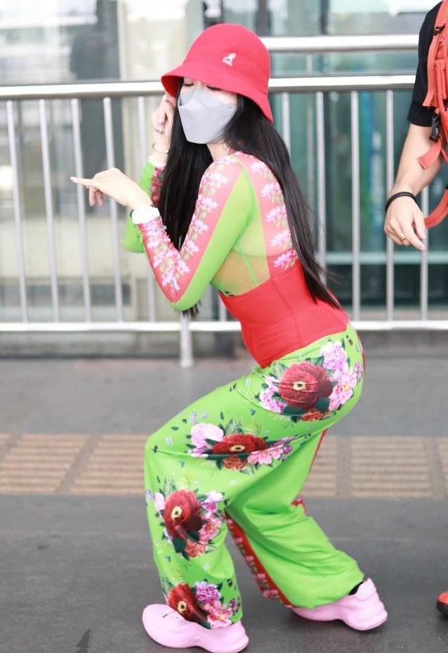 50岁钟丽缇换发型！新发型穿绿色卫衣配短裙，减