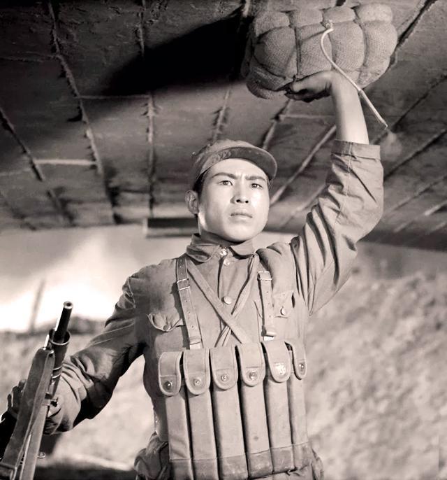 1956年张良因《董存瑞》爆红，一人却写信痛骂，一看署名激动万分