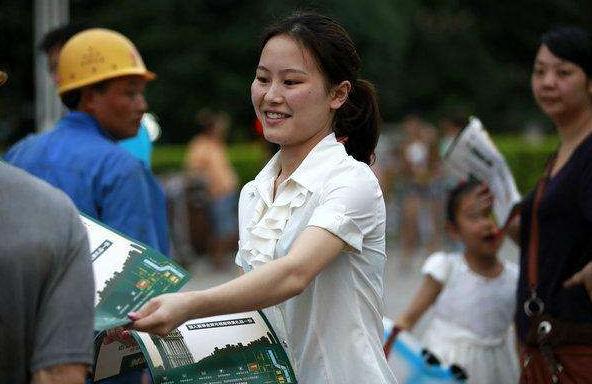 大街上发传单的发单员，为什么可以老实发完，却不会扔掉传单呢