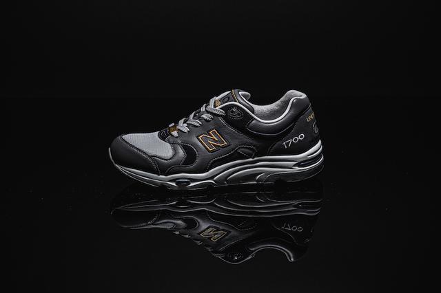 New Balance限定款1700复古运动鞋,带着辉煌金色重新回归