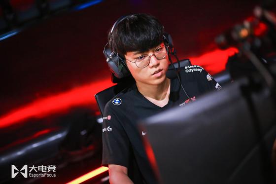 LOL-LCK：T1新人中单Clozer三杀佐伊力挽狂澜，助力T1成功双杀KT