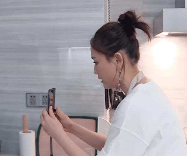 陈乔恩做饭与男朋友视频，知道艾伦在干啥后，刷新对异地恋的看法