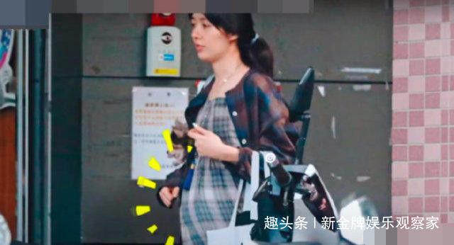 郭碧婷怀孕后首晒素颜照，怀抱爱犬变相官宣，肚子鼓了脸却未发福