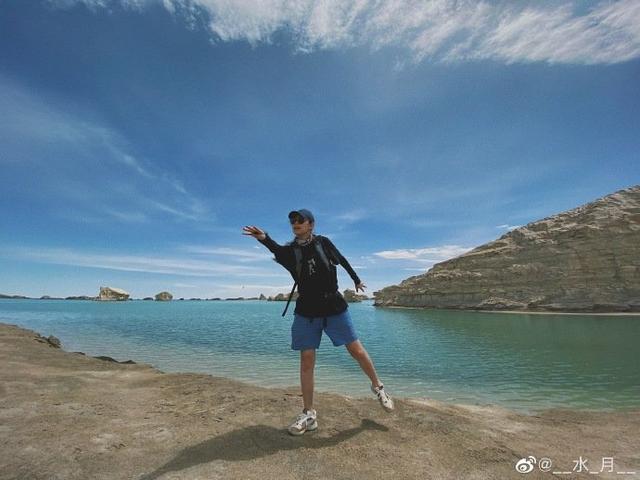 杨丽萍徒弟和爱人蜜月旅行，甜蜜互拍撒糖，水月甜蜜表白：你最棒