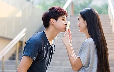 两性交往，男女之间做过这四种事，感情会升温很快