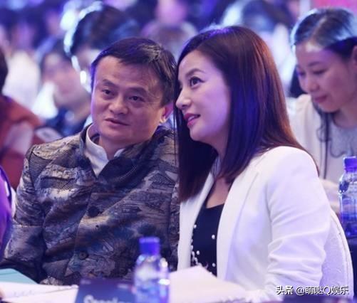 女版巴菲特的赵薇剧组照曝光，有些沧桑亮相综艺节目《中餐厅》。