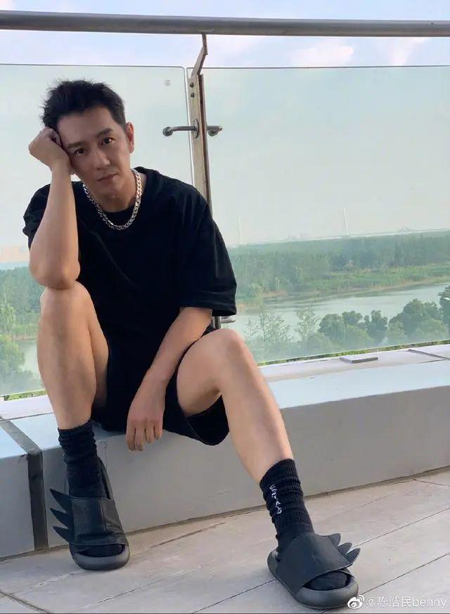 陈浩民夫妇热舞如俩假人，男方手放错位置猛推