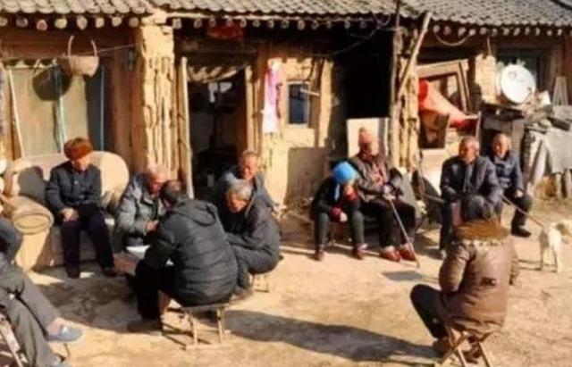 农村老话：龟背蛇腰不可交，瞟眼看人不用刀有