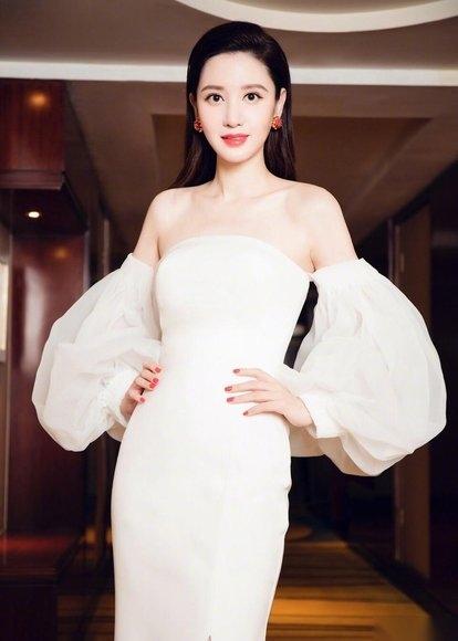 张萌好美一女的，黑白衬衫高级优雅，造型时尚又迷人