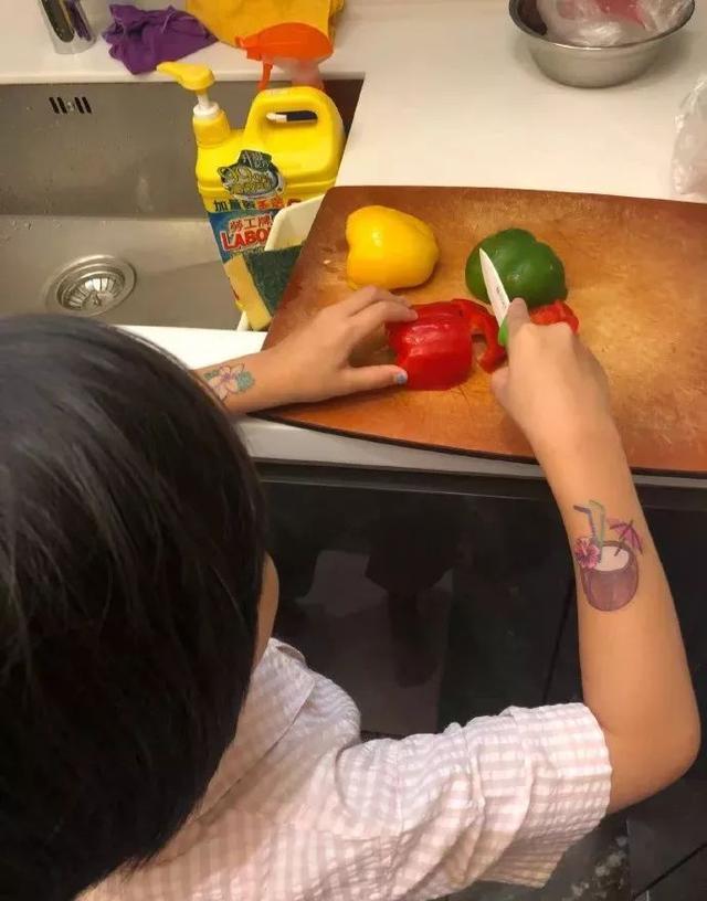 有种“独立”叫蔡少芬女儿，6岁就会下厨做饭，网友：教育真好