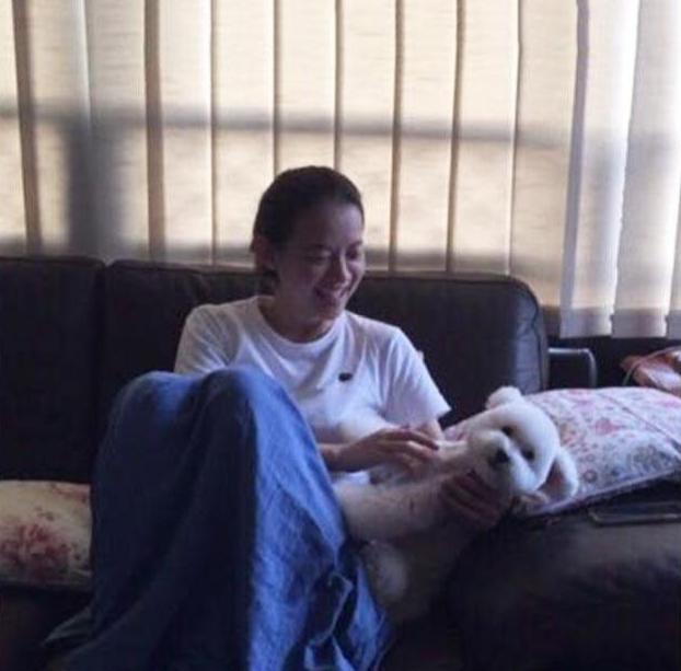 曾宝仪素颜被拍，大方微笑也不遮遮掩掩，纯天