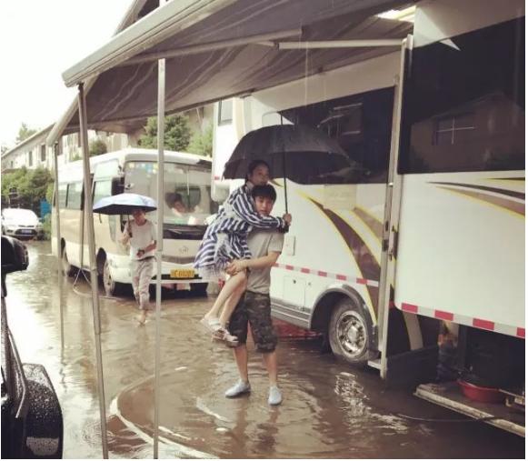 杨幂VS李小璐：“少女心”的皮和魂