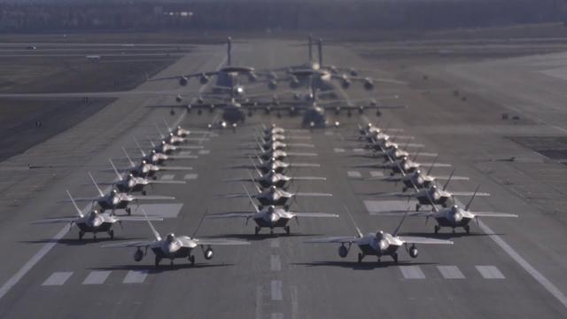 F22参加飞行表演坠毁？美国空军：为鼓励你们抗