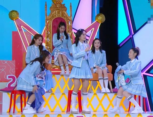 快本：6位女嘉宾穿短裙，其他人坐着都有毯子盖