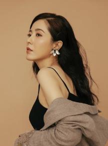 3任男友都是影帝，自己却不火，曾黎的人生被那套"男人装"毁了