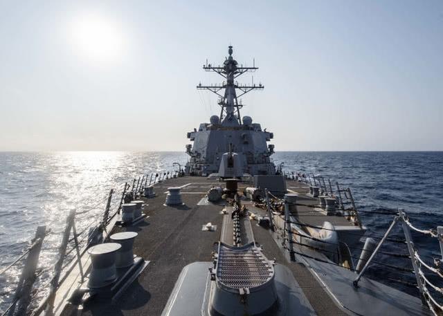 现场照片首次公开，又一艘美舰穿越东南海峡，