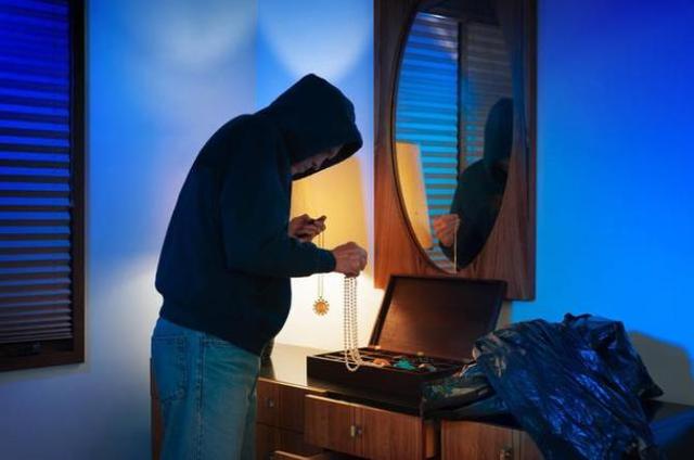 男子酒后暴力性侵女子致其重伤！还顺手拿走其