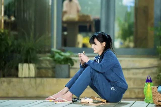 郑爽最新造型曝光！自制低脂减肥餐，手法娴熟，厨艺了得