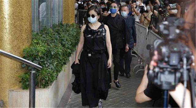 周润发夫妇献花圈，谢霆锋父子送挽联，赌王离世气度永存