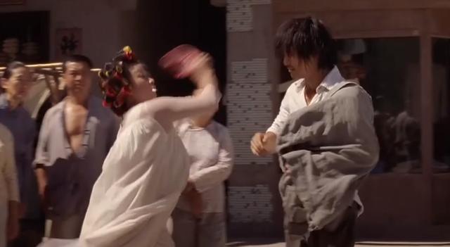 《功夫》幕后：元秋3次拒演，周星驰因一顶假发改写火云邪神剧本