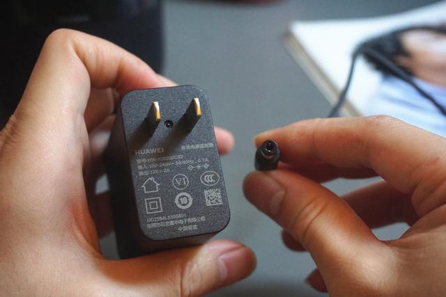 华为AI音箱2电池版：可无线移动的智能AI音箱