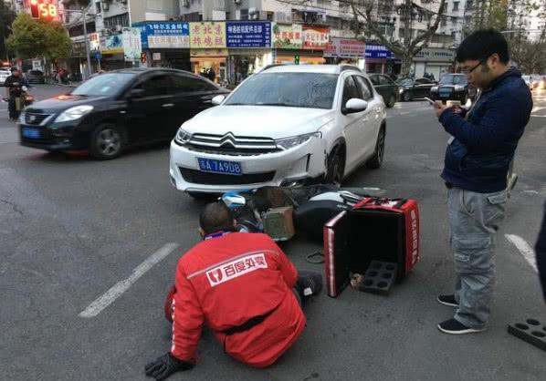 外卖小哥送餐撞到豪车，车主索赔8万，拿下头盔后车主撒腿就跑