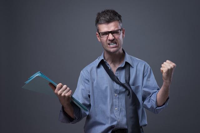 我小时候父母不让动手打人，如今不会让你“在老实一点”