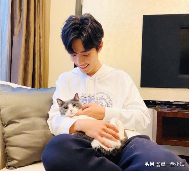 网爆厦门一中学老师，在网课中教导学生宣传肖