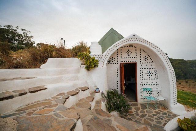 这个异想天开的”土轮船“，由回收的轮胎和瓶