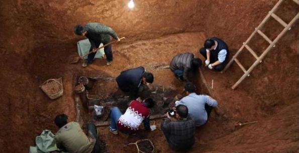 浙江古墓挖掘现场，村民拿着族谱赶来叫停发掘