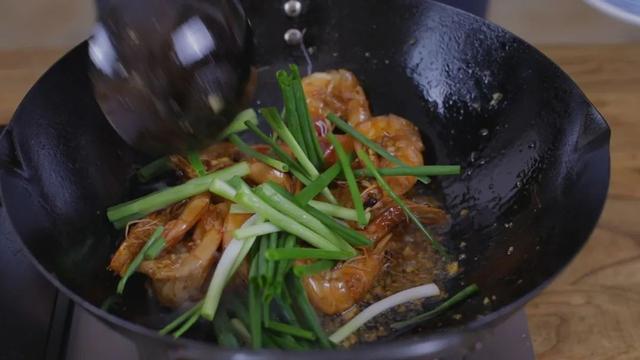 连虾壳都不想放过油爆虾，今天就教你做好它的小秘诀