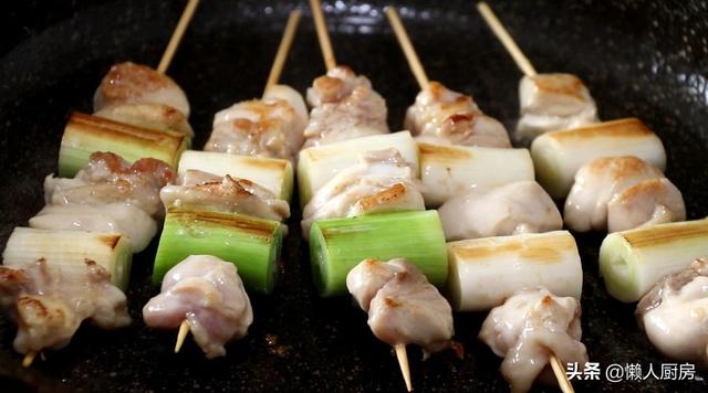 不用油炸不用烤，这是日式鸡肉串的做法，配上大葱一起吃，太香了
