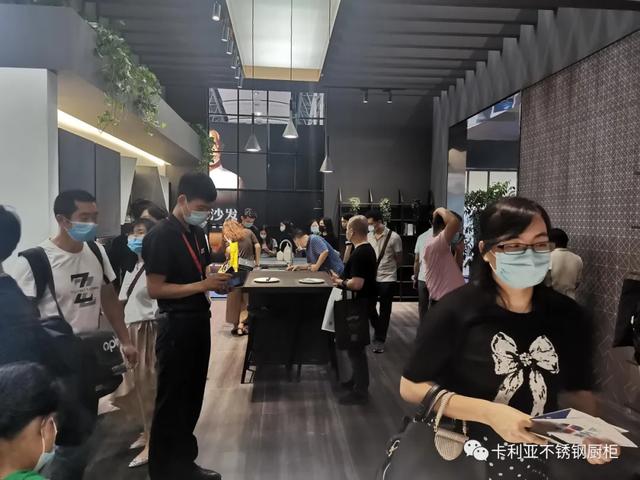 火爆！广州建博会第三天，和记AG平台娱乐官网
不锈钢橱柜展厅再现“人海”